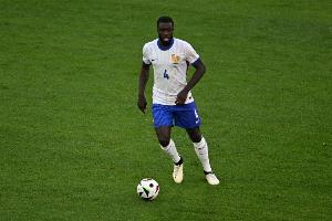 双重打击！官方：于帕梅卡诺左膝有关节内游离体，将伤缺数周