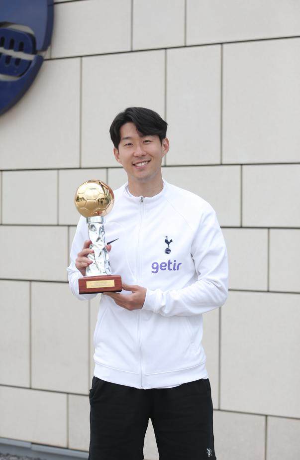 开云体育-赛季结束 孙兴慜捧起2022体坛亚洲金球奖奖杯